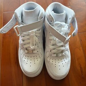 LIKE NEW Nike Air Force 1 Mid White W US 7.5